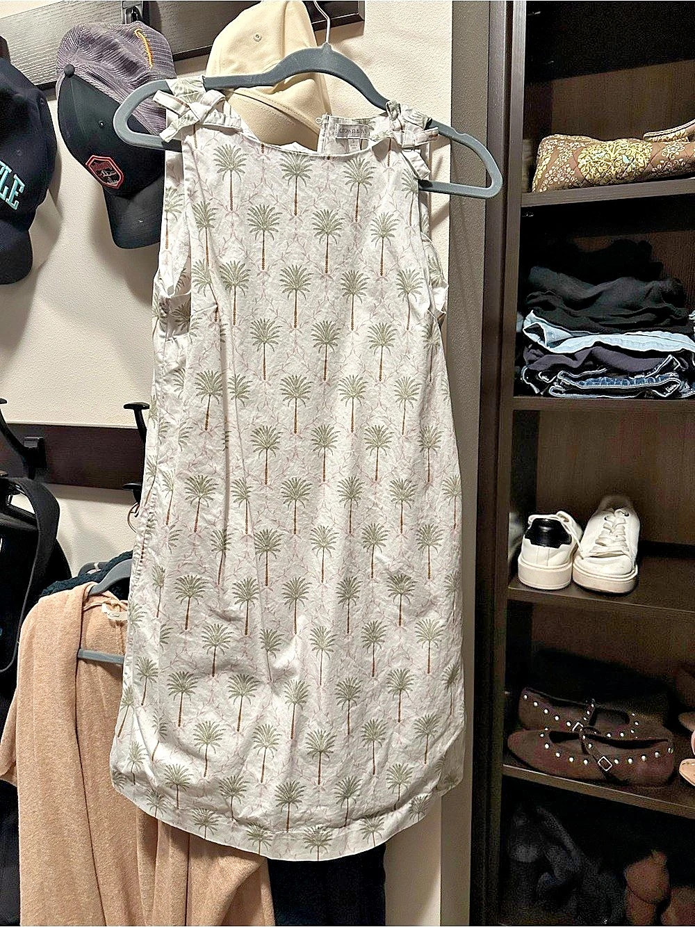 Crown & Ivy Floral dress in White & Green Size small, Like New